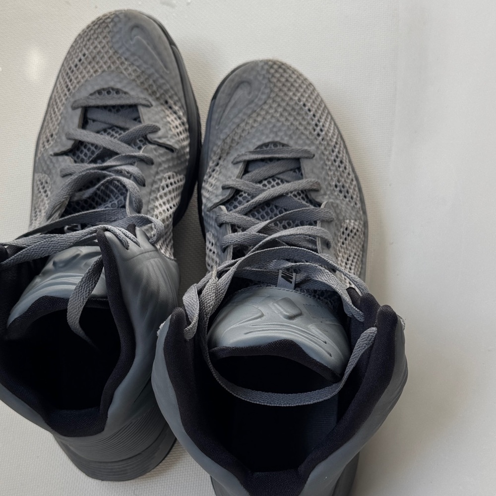 Nike Men's Black and Gray Athletic Shoes